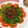 ボー・ルク・ラク（Bò lúc lắc） ベトナム肉料理２　Bò lúc lắcの主役は角切りにした牛肉のマリネ．肉はさっと炙ってから，クレソンとスライストマトの上に盛られます．タマネギのピクルスをトッピングすることもあり，ライムベースのヴィネグレットに似たディップソースを肉にかけたり，サイドに添えたりすることもあります．かつてこの料理は，主に特別な行事の際に調理され，提供される珍しいご馳走でしたが，今では一般的になりました．