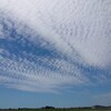 空に浮かぶ雲とバイク