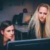 「同期の社員」を英語で言うと？ ネイティブ達が使うフレーズ