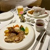 The Okura Tokyo（オークラ東京）ルームサービスをブログレビュー！メニューやおすすめ絶品バーガーをご紹介