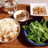 ほたて炊き込みごはん、水菜サラダ、納豆。