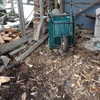 大鋸屑堆肥の作成　薪割り小屋も小綺麗に　Making sawdust compost