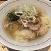 【小伝馬町】日本橋 朱鷺：白ワンタン麺をいただく・・・ワンタンは海老ワンタンだ