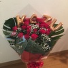 お誕生日祝いの薔薇とかすみ草の花束に文字のバルーンを付けました