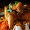 バニーチャウ（アフリカの肉料理7）　南アフリカの料理で，パンの半切れまたは四分の一切れの中をくり抜いたものに，赤インゲン豆や羊肉，鶏肉，ラム肉などの肉とカレーを煮込んだものを詰めたものです．伝統的に，食器を使わずに手で食べられます．19 世紀後半に南アフリカに移住したインド人移民が考案したとされています．現在，バニー・チャウはインド系住民だけでなく，南アフリカ全土で愛されるストリートフードの定番として人気を博しています．