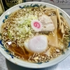 【今週のラーメン５６９１】中華そば みたか（東京・三鷹）ラーメン 半熟玉子 細葱 ＋ 竹の子皿 ＋ サッポロ赤星２本　〜素朴でシンプルなれどオンリーワンでクラシカル極上中華そば！