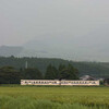 阿蘇山を背にディーゼル列車を撮る