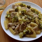 バターに白ワイン、粒マスタード。家パスタの「必勝パターン」で「豚肉とブロッコリーのショートパスタ」【ツジメシの付箋レシピ】