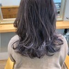 ナチュラルなヘアスタイルのなかに【彩度高めのビビッドカラー】を差し込む