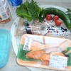 銀鮭の焼き魚と、ざるそばの昼食