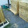 廃材でカーポート下の収納を作る。防腐剤を塗りました。