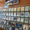 その土地の図書館を訪ねる楽しみは、郷土史と接することだ。 鴨川図書館を訪ねた。 こうして、ずらっと郷土の資料が展示されているのは、さすがだ。 地元の人は当たり前に暮らしているので、郷土史にはさほど関心がないかもしれない。外から訪ねた人は、この地域の歴史はどうなっているのか、史跡はなにがあって、仕事はどうなって、どんな人が暮らしているのか、など興味がある。 ガリ版で刷られた戦争の体験（レイテ沖の海戦に従事した人のもの）、海人（あま）の写真集（パンツ一つで海に潜ってサザエやウニなどをとる）、房総で活躍した波の