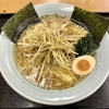 【今週のラーメン４３８４】 ラーメンショップ 椿 稲城店 （東京・南多摩） ネギラーメン　〜く男のエナジー補給！朝飯のマスターピース！ラーショの王道ネギラーメン！