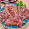 何で ??