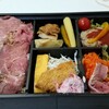 お肉弁当でふふふーん♪