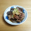 我が家の食卓ものがたり　小鉢　牛すじ肉と蒟蒻の炊いたん　より。    