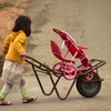 一輪車を押す女の子