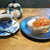 神保町の「眞踏珈琲店」で桃のレアチーズケーキ、琥珀。