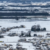 雪山を背に