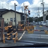 東武野田線の、ある踏切　歩道スペースがコンクリート塀で狭くなり車接触の危険性