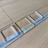 【安全対策】窓を強化するアクリル板がずり落ちてきて耐震マットを増量した