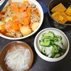 肉じゃが、漬物、かぼちゃ煮物、味噌汁