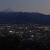 夕暮れの町と富士山