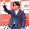 岡田准一　絶賛「裸よりも気持ちいい」スーツで登場