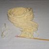 １玉半～２玉：クリーム色の二目ゴム編みのマフラー