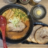 【今週のラーメン５５６８】らぁ麺  よしきゅう（東京・三鷹駅北口界隈）辛とんこつ味噌らぁ麺 チャーシュー増し ＋ 枝豆 ＋ サッポロ赤星２本　〜赤く染まり広がる背脂透けて見える穏やかな味噌ブラウン！炙り豚バラ肉の存在感は健在！