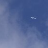 高空の飛行機｜バランスのタイミング