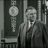 （フランス語警察用語）背後から撃つ