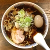 【今週のラーメン３３００】 丸中華そば （東京・大井町） 味玉中華そば　～王道の昔ながら感覚と揺らめきの漆黒醤油マジック！