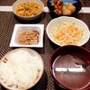 もやしのナムル、煮物玉子とじ、納豆。