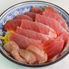 マグロ中落ち丼 vs うに丼　～市場の食堂はシェア丼が一番かも～