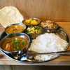 代田の「DAITA STORE」でKongunadu Kozhi Kuzhanbu、Masala Kootu、Orange Rasam、Cauliflower Millagu Pirattal、Poriyal。