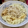 【今週のラーメン５０１０】らーめん 高尾（東京・荻窪）ワンタンメン 油そば変更 ＋ まかないチャーシュー皿生卵添え ＋ サッポロラガービール赤星 中瓶２本