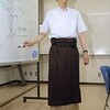 男性教授、スカート姿で講義…節電の取り組みで