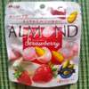 フリーズドライ苺が美味しさの秘訣！『明治アーモンド ストロベリー』