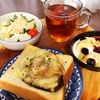 今日の朝食ワンプレート、チーズカレートースト、紅茶、水菜とレタスのタルタルソースサラダ、りんごバナナブルーベリーヨーグルト