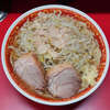 ラーメン二郎 上野毛店 - 麺は最近よくあるカタカタ加減。だが、もしかしたらもう少し好みに詰められそうな気も。ヤサイは自分好みのシャキシャキ仕様。対極にあるフヨフヨアブラとの相性抜群。豚は適度に身の引き締まったよく見る上野毛。各バランスも良くて最後まで飽きずにするすると、気付けば完飲。