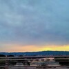 「目覚めた朝の肌寒い初夏、雲に覆われた曇り空に包まれて」