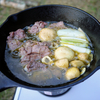 キャンプ飯　ワインのおつまみはスキレットで作る牛タンアヒージョ