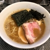 【今週のラーメン３１５６】 赤青／MURASAKI （東京・武蔵小金井） 濃厚煮干しラーメン ＋ 味玉　〜個性的な煮干感！媚びず濃密ヘビーな濃厚感なる煮干麺！