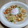 ランチタイム　賄い飯　　鮭チャーハン　温玉乗せ　より。