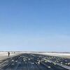 離陸直後の飛行機から大量の金の延べ棒が落下、滑走路など広範囲に散乱 