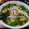 偶然出会ったバインカイン（刀削麺） - トゥイ・ドゥオン (Bánh Canh Cá Lóc Thủy Dương) - （フエ・ベトナム）