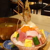 東京・神田の海鮮屋さん「俺の魚を食ってみろ」でそびえる海鮮丼のランチ