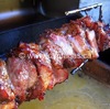 コントスブリ Kontosouvli／ギリシャの肉料理３（世界の肉料理23）　日本では全くといって良いほどなじみがありませんが---　Tasteatlasによる評価はとても高く，ギリシャ肉料理第１位で，同時に「世界の肉料理」ランキングでも堂々の第２位．  （豚肉料理に限れば世界第１位！）　ハーブとスパイスの混合液に漬け込んだ大きな豚肉の塊を串に刺し，ギリシャ風サンドイッチやスブラキのように，ロティサリーでゆっくりと焼いた伝統料理です． 