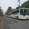 興福寺前の道路に　修学旅行のバスが　いました。